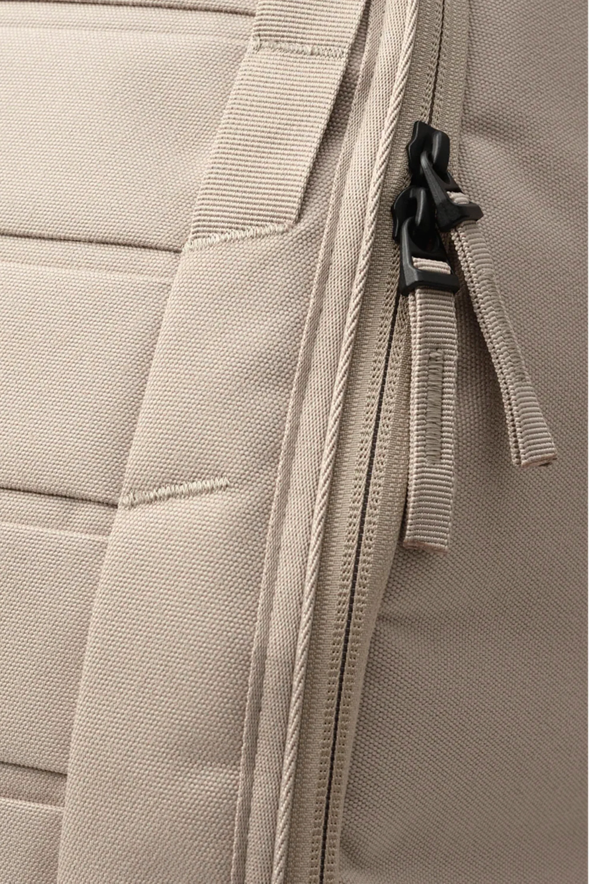 Db - HUGGER BACKPACK - 25L - FOGBOW BEIGE - Image 5
