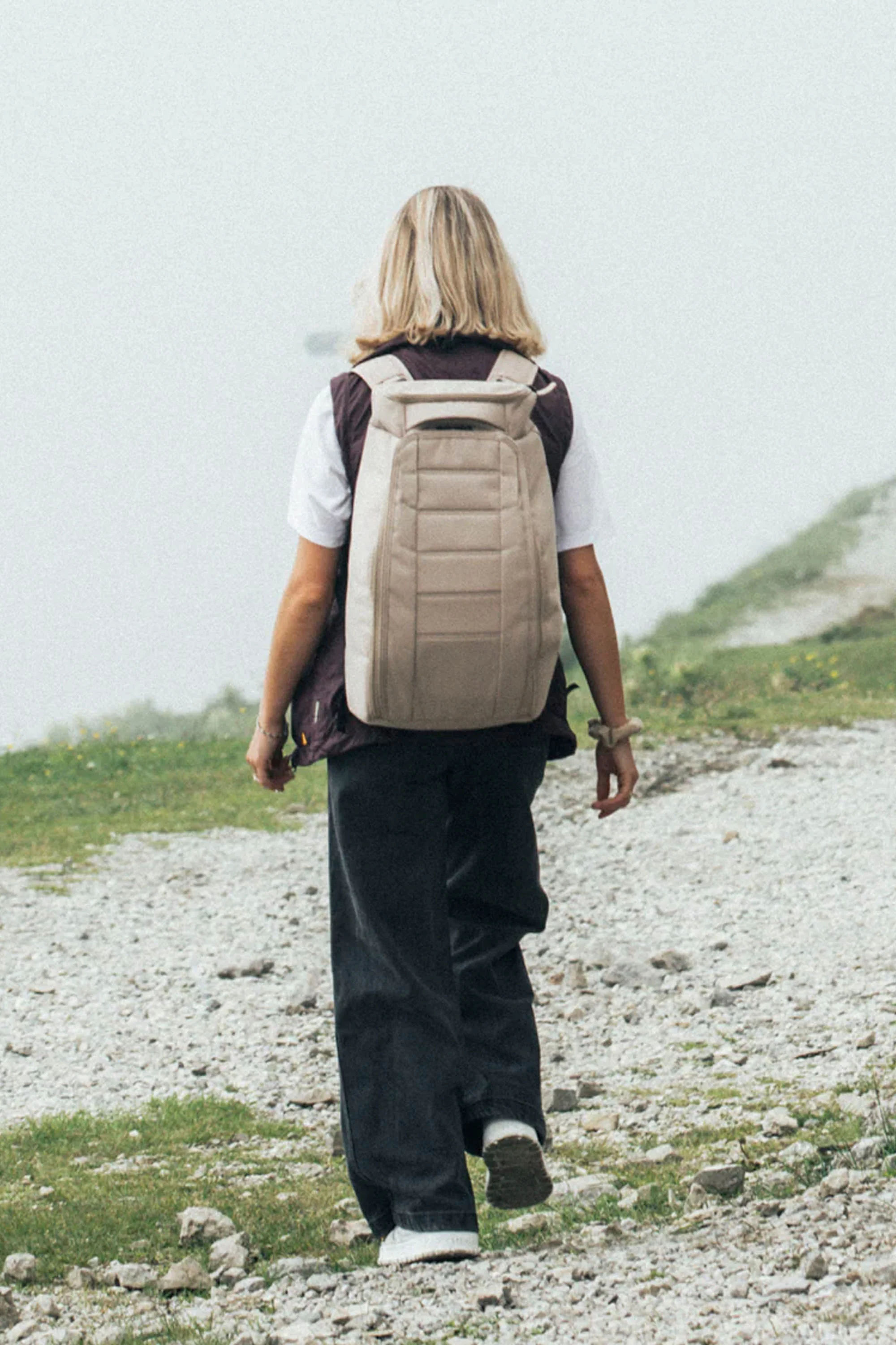 Db - HUGGER BACKPACK - 30L - FOGBOW BEIGE - Image 4