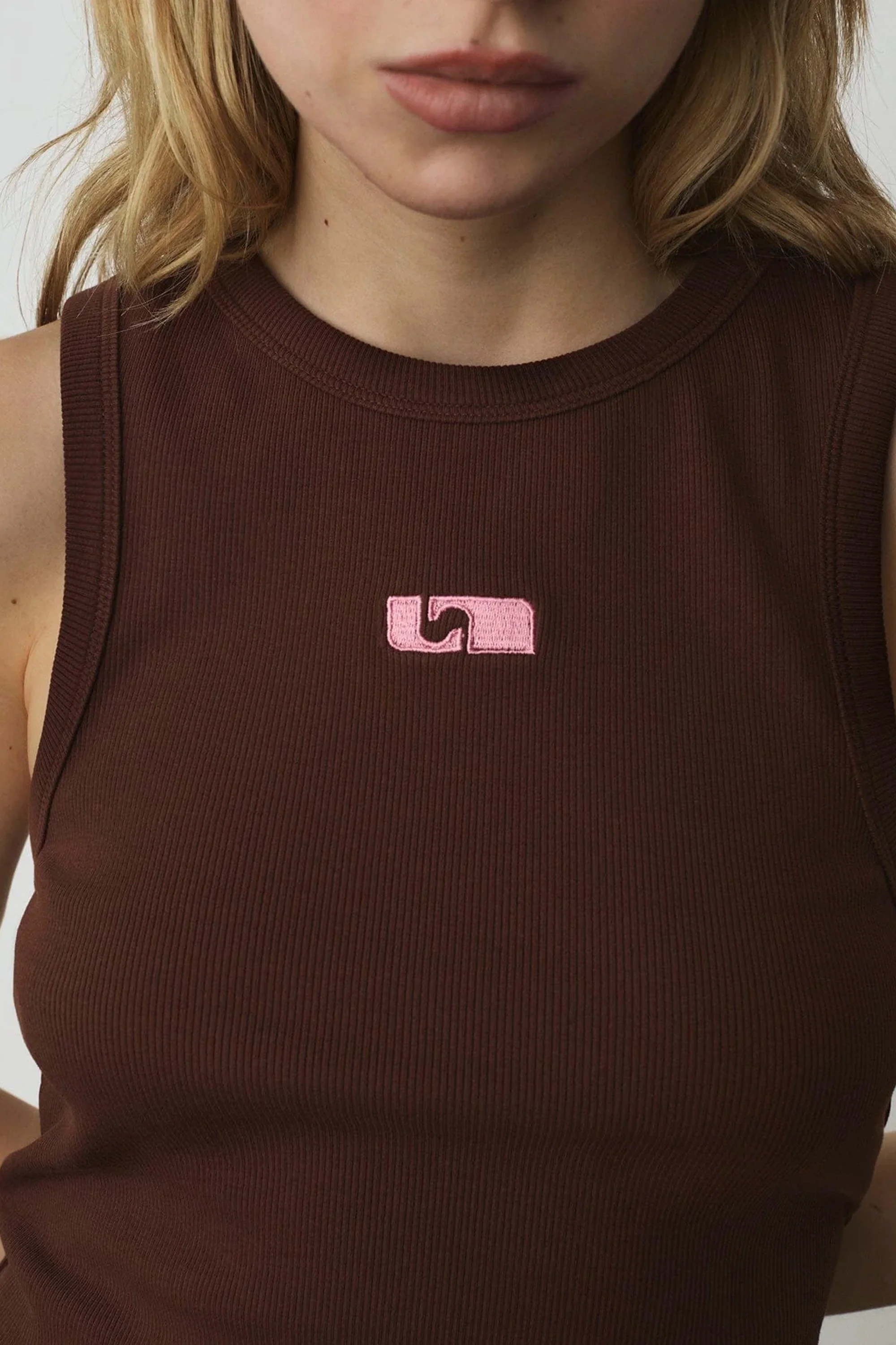 LAAGAM - EMBROIDERED LOGO TANK - BROWN - Image 3
