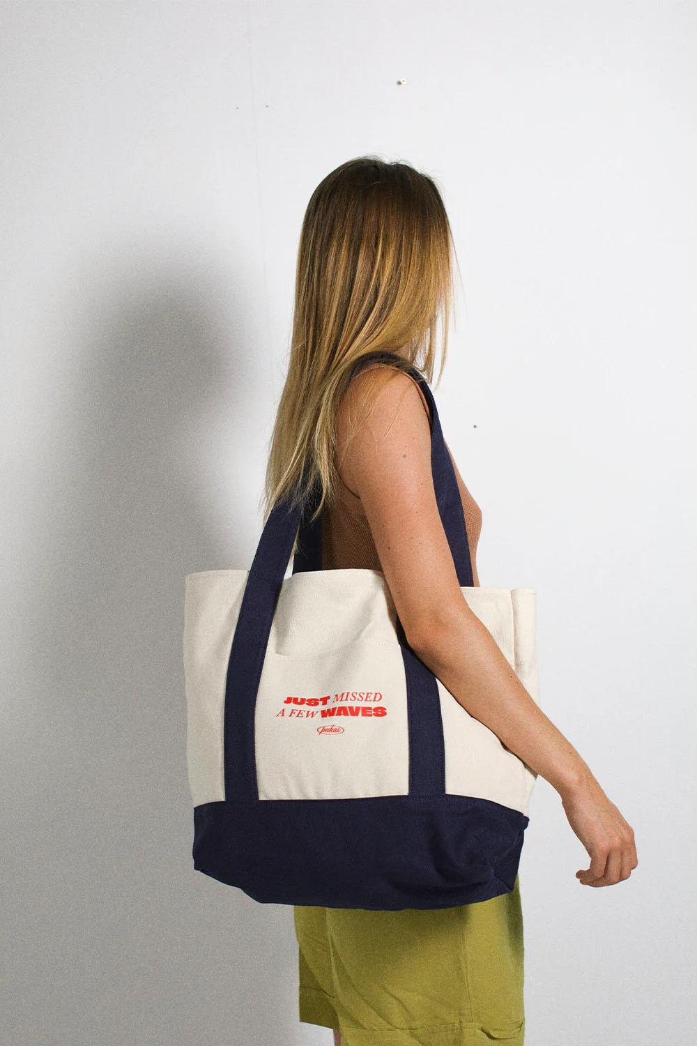 PUKAS SURF SHOP - MISSED WAVES TOTE BAG - IVORY/NAVY - Image 5