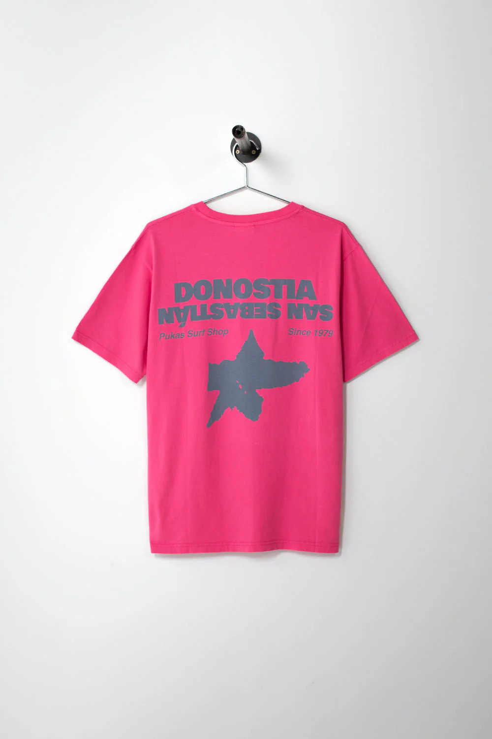 PUKAS SURF SHOP - SAN SEBASTIAN TEE - MAN - FUCHSIA